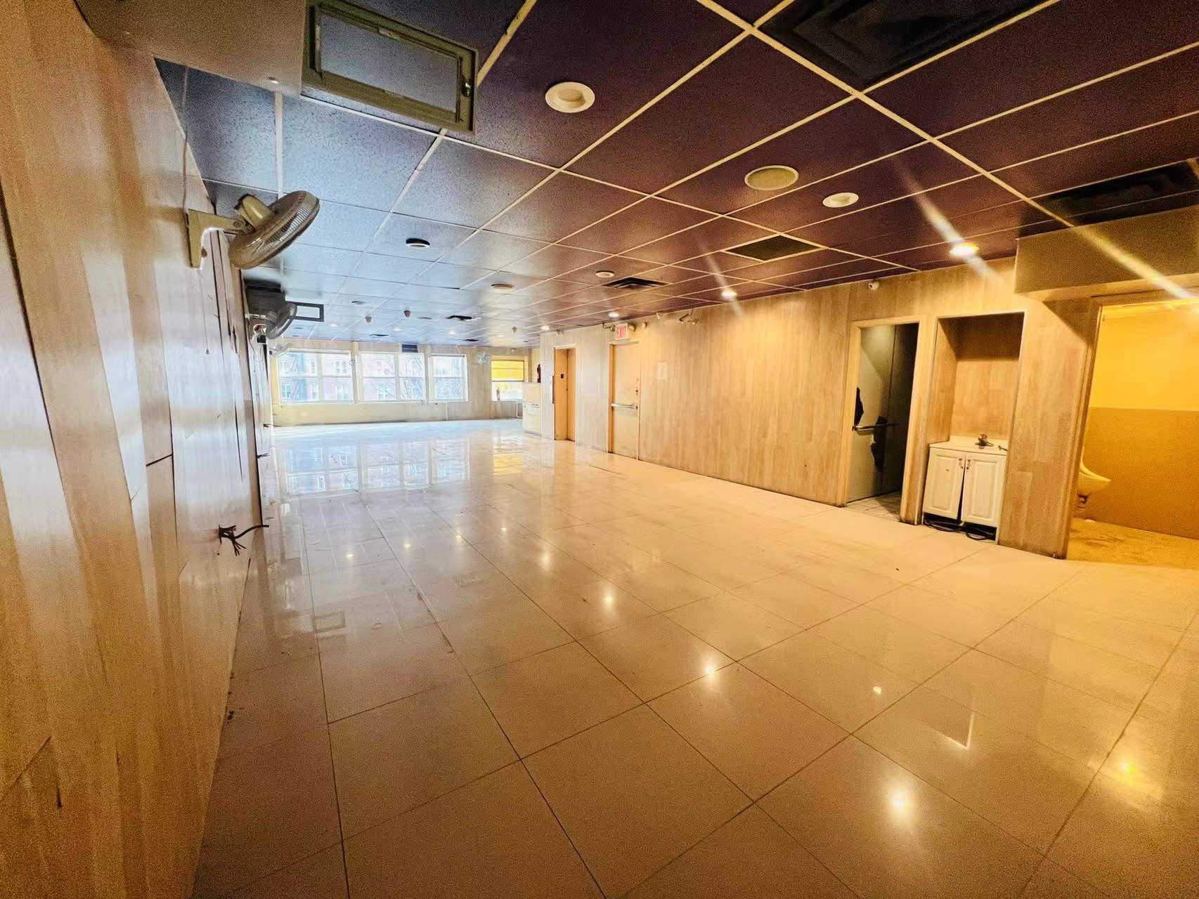 法拉盛中心靠缅街 – 商业楼/办公室出租 四楼